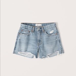 A&F - mid rise boyfriend short